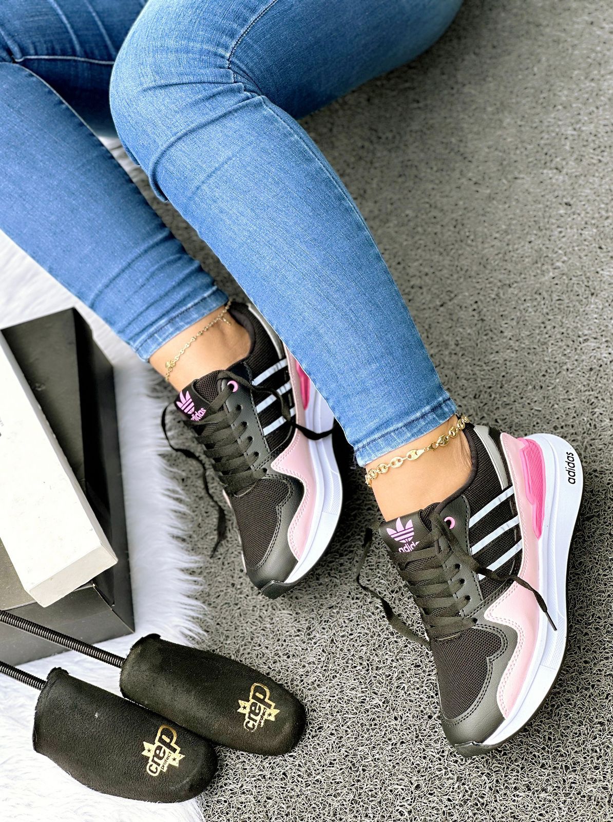Imagem do Tênis Adidas Reflectivo Plus 050, ideal para atividades esportivas e casuais.