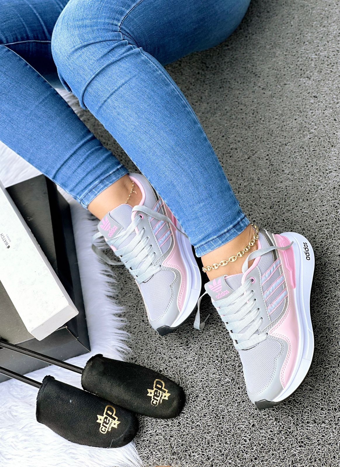 Imagem do Tênis Adidas Reflectivo Plus 050, ideal para atividades esportivas e casuais.