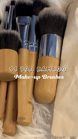 Descubre el Kit ÉcoBamboo 11 Piezas, un set de brochas de maquillaje con cerdas suaves y materiales reciclados. Ideal para una aplicación impecable y sostenible.