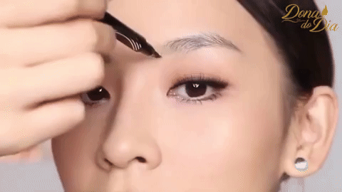 Maquillaje de cejas "TipBrow", para una belleza facial impecable.