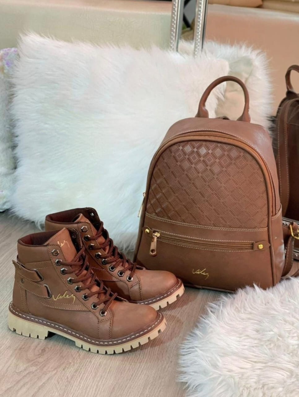Combo Bolso-Bota Estilo Vélez, Moda Femenina, Accesorios de Moda, Materiales Sintéticos, Estilo Vélez. Combo Bolso-Bota Estilo Vélez: elegancia y practicidad en un conjunto de accesorios de moda femenina. Fabricado con materiales sintéticos de alta calidad, perfecto para mujeres activas y ambiciosas.