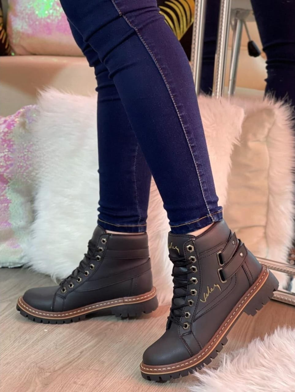 Combo Bolso-Bota Estilo Vélez, Moda Femenina, Accesorios de Moda, Materiales Sintéticos, Estilo Vélez. Combo Bolso-Bota Estilo Vélez: elegancia y practicidad en un conjunto de accesorios de moda femenina. Fabricado con materiales sintéticos de alta calidad, perfecto para mujeres activas y ambiciosas.