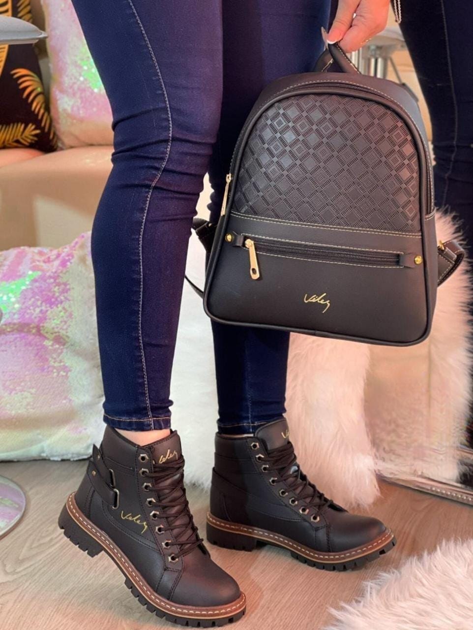 Combo Bolso-Bota Estilo Vélez, Moda Femenina, Accesorios de Moda, Materiales Sintéticos, Estilo Vélez. Combo Bolso-Bota Estilo Vélez: elegancia y practicidad en un conjunto de accesorios de moda femenina. Fabricado con materiales sintéticos de alta calidad, perfecto para mujeres activas y ambiciosas.