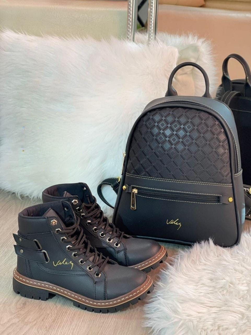 Combo Bolso-Bota Estilo Vélez, Moda Femenina, Accesorios de Moda, Materiales Sintéticos, Estilo Vélez. Combo Bolso-Bota Estilo Vélez: elegancia y practicidad en un conjunto de accesorios de moda femenina. Fabricado con materiales sintéticos de alta calidad, perfecto para mujeres activas y ambiciosas.
