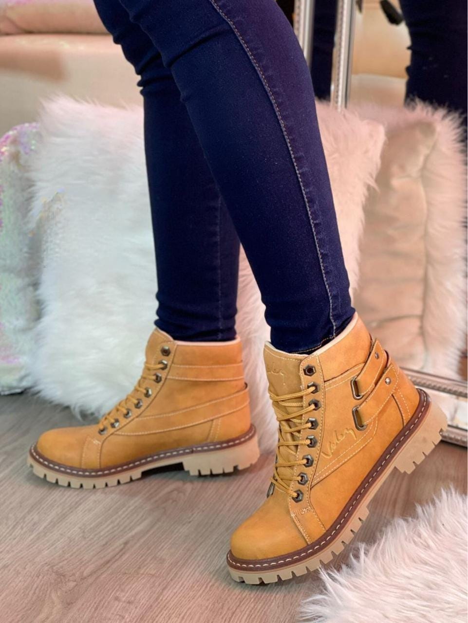 Combo Bolso-Bota Estilo Vélez, Moda Femenina, Accesorios de Moda, Materiales Sintéticos, Estilo Vélez. Combo Bolso-Bota Estilo Vélez: elegancia y practicidad en un conjunto de accesorios de moda femenina. Fabricado con materiales sintéticos de alta calidad, perfecto para mujeres activas y ambiciosas.
