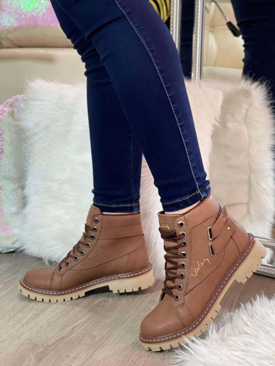 Combo Bolso-Bota Estilo Vélez, Moda Femenina, Accesorios de Moda, Materiales Sintéticos, Estilo Vélez. Combo Bolso-Bota Estilo Vélez: elegancia y practicidad en un conjunto de accesorios de moda femenina. Fabricado con materiales sintéticos de alta calidad, perfecto para mujeres activas y ambiciosas.