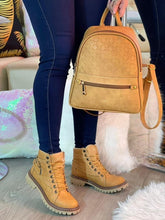 Combo Bolso-Bota Estilo Vélez, Moda Femenina, Accesorios de Moda, Materiales Sintéticos, Estilo Vélez.  Combo Bolso-Bota Estilo Vélez: elegancia y practicidad en un conjunto de accesorios de moda femenina. Fabricado con materiales sintéticos de alta calidad, perfecto para mujeres activas y ambiciosas.