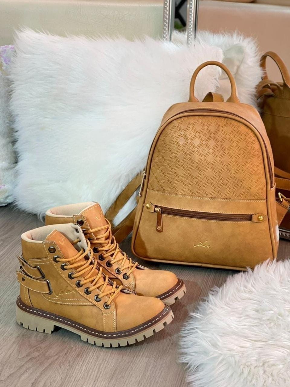 Combo Bolso-Bota Estilo Vélez, Moda Femenina, Accesorios de Moda, Materiales Sintéticos, Estilo Vélez. Combo Bolso-Bota Estilo Vélez: elegancia y practicidad en un conjunto de accesorios de moda femenina. Fabricado con materiales sintéticos de alta calidad, perfecto para mujeres activas y ambiciosas.