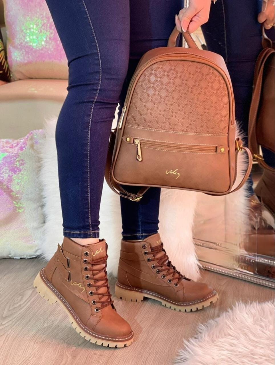 Combo Bolso-Bota Estilo Vélez, Moda Femenina, Accesorios de Moda, Materiales Sintéticos, Estilo Vélez. Combo Bolso-Bota Estilo Vélez: elegancia y practicidad en un conjunto de accesorios de moda femenina. Fabricado con materiales sintéticos de alta calidad, perfecto para mujeres activas y ambiciosas.