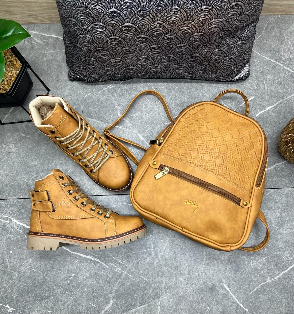 Combo Bolso-Bota Estilo Vélez, Moda Femenina, Accesorios de Moda, Materiales Sintéticos, Estilo Vélez. Combo Bolso-Bota Estilo Vélez: elegancia y practicidad en un conjunto de accesorios de moda femenina. Fabricado con materiales sintéticos de alta calidad, perfecto para mujeres activas y ambiciosas.
