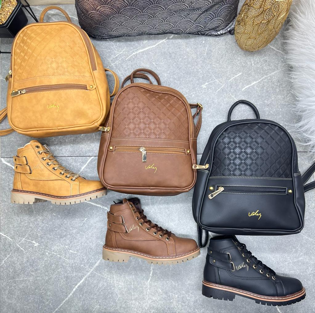 Combo Bolso-Bota Estilo Vélez, Moda Femenina, Accesorios de Moda, Materiales Sintéticos, Estilo Vélez. Combo Bolso-Bota Estilo Vélez: elegancia y practicidad en un conjunto de accesorios de moda femenina. Fabricado con materiales sintéticos de alta calidad, perfecto para mujeres activas y ambiciosas.