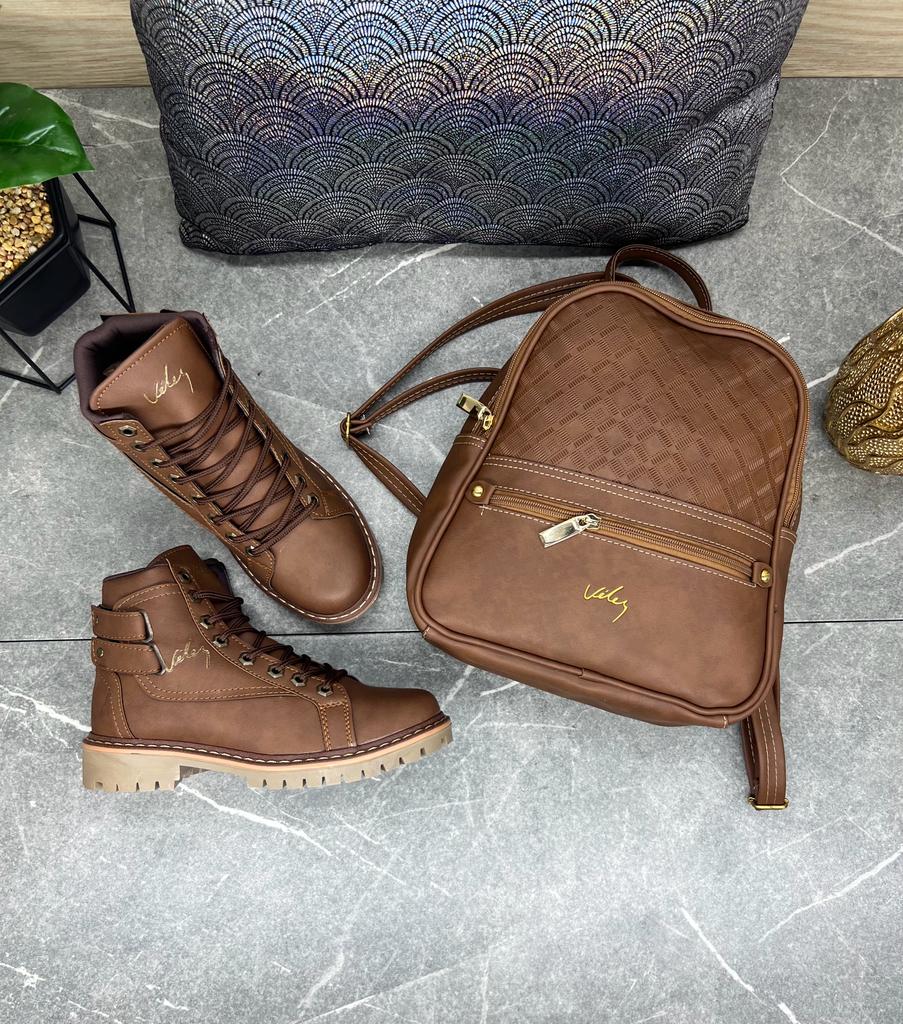 Combo Bolso-Bota Estilo Vélez, Moda Femenina, Accesorios de Moda, Materiales Sintéticos, Estilo Vélez. Combo Bolso-Bota Estilo Vélez: elegancia y practicidad en un conjunto de accesorios de moda femenina. Fabricado con materiales sintéticos de alta calidad, perfecto para mujeres activas y ambiciosas.