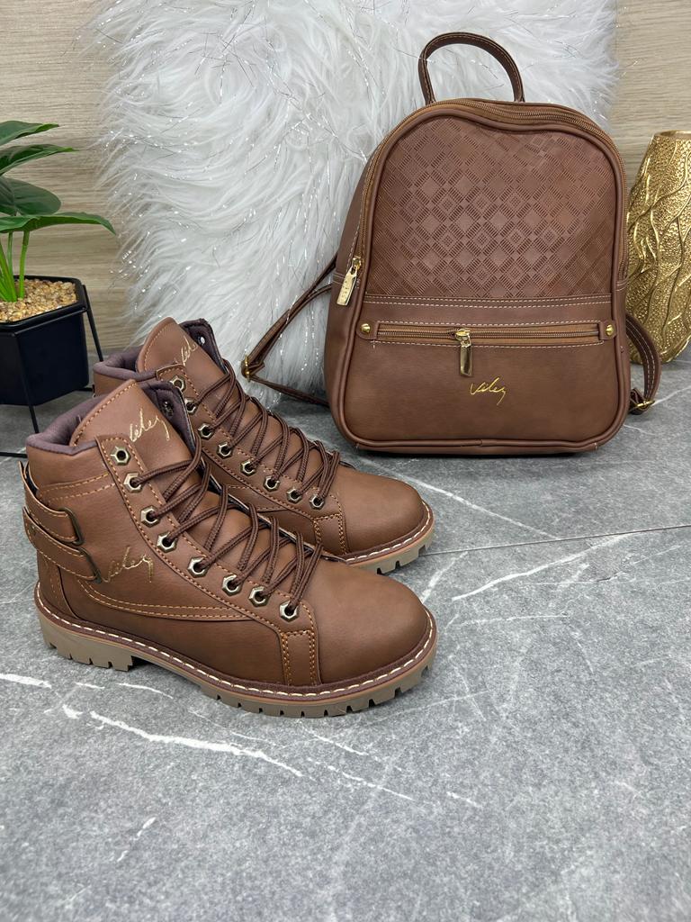 Combo Bolso-Bota Estilo Vélez, Moda Femenina, Accesorios de Moda, Materiales Sintéticos, Estilo Vélez. Combo Bolso-Bota Estilo Vélez: elegancia y practicidad en un conjunto de accesorios de moda femenina. Fabricado con materiales sintéticos de alta calidad, perfecto para mujeres activas y ambiciosas.