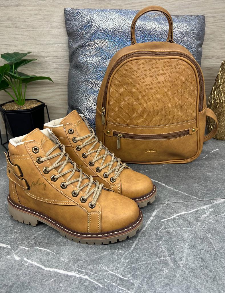 Combo Bolso-Bota Estilo Vélez, Moda Femenina, Accesorios de Moda, Materiales Sintéticos, Estilo Vélez. Combo Bolso-Bota Estilo Vélez: elegancia y practicidad en un conjunto de accesorios de moda femenina. Fabricado con materiales sintéticos de alta calidad, perfecto para mujeres activas y ambiciosas.