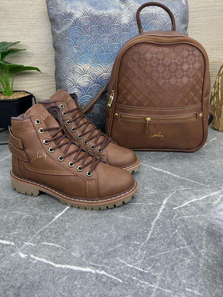Combo Bolso-Bota Estilo Vélez, Moda Femenina, Accesorios de Moda, Materiales Sintéticos, Estilo Vélez. Combo Bolso-Bota Estilo Vélez: elegancia y practicidad en un conjunto de accesorios de moda femenina. Fabricado con materiales sintéticos de alta calidad, perfecto para mujeres activas y ambiciosas.